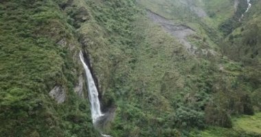 Peru And Dağları 'ndaki bir şelalenin havadan görünüşü. Yüksek dağdan taze su kaynağı.