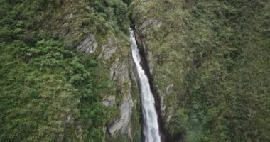 Peru And Dağları 'ndaki bir şelalenin havadan görünüşü. Yüksek dağdan taze su kaynağı.