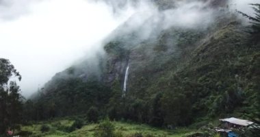 Peru And Dağları 'ndaki bir şelalenin havadan görünüşü. Yüksek dağdan taze su kaynağı.
