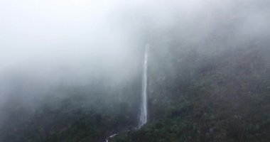 Peru And Dağları 'ndaki bir şelalenin havadan görünüşü. Yüksek dağdan taze su kaynağı.