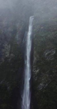 Peru And Dağları 'ndaki bir şelalenin havadan görünüşü. Yüksek dağdan taze su kaynağı.