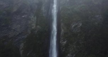 Peru And Dağları 'ndaki bir şelalenin havadan görünüşü. Yüksek dağdan taze su kaynağı.