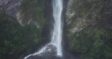 Peru And Dağları 'ndaki bir şelalenin havadan görünüşü. Yüksek dağdan taze su kaynağı.