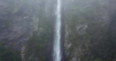 Peru And Dağları 'ndaki bir şelalenin havadan görünüşü. Yüksek dağdan taze su kaynağı.