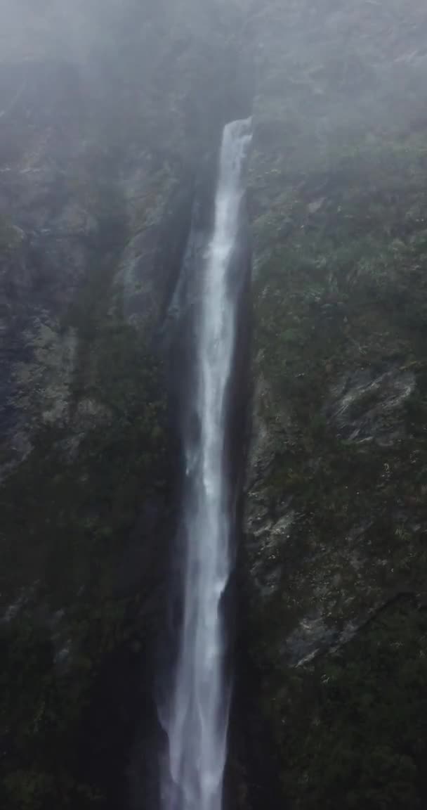 ペルーアンデスの滝の空中ビュー 高い山の淡水源 — ストック動画