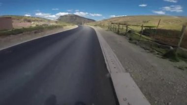 Cuzco dağlarındaki Peru And Dağları 'nda dağ bisikleti sürüşü. Chequerec 'e gidiyorum, Huaypo Gölü yakınlarındaki küçük And kasabasına..