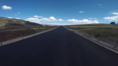 Cuzco dağlarındaki Peru And Dağları 'nda dağ bisikleti sürüşü. Kutsal vadi Urubamba yakınlarındaki Huaypo Gölü 'nün etrafında at sürmek.