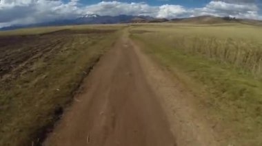 Cuzco dağlarındaki Peru And Dağları 'nda dağ bisikleti sürüşü. Kırsal yoldan Maras 'a gidiyorum..