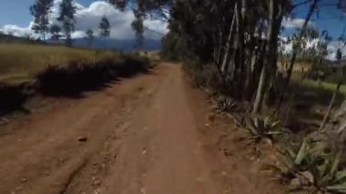 Cuzco dağlarındaki Peru And Dağları 'nda dağ bisikleti sürüşü. Kırsal yoldan Maras 'a gidiyorum..