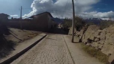 Cuzco dağlarındaki Peru And Dağları 'nda dağ bisikleti sürüşü. Kırsal yoldan Maras 'a gidiyorum..