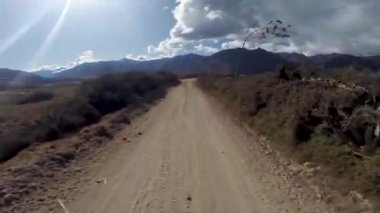 Cuzco dağlarındaki Peru And Dağları 'nda dağ bisikleti sürüşü. Maras 'taki 