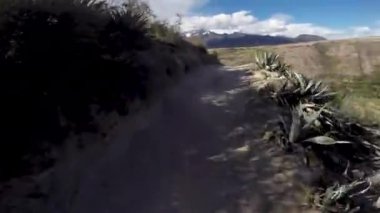 Cuzco dağlarındaki Peru And Dağları 'nda dağ bisikleti sürüşü. Maras 'taki 