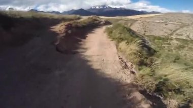 Cuzco dağlarındaki Peru And Dağları 'nda dağ bisikleti sürüşü. Maras 'taki 