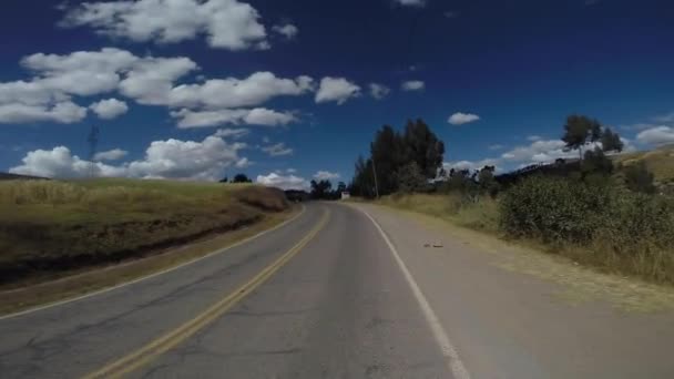 쿠스코 산맥에 안데스 자전거타기 호수에서 가까운 안데스의 마을체체체레 렉으로가는 — 비디오