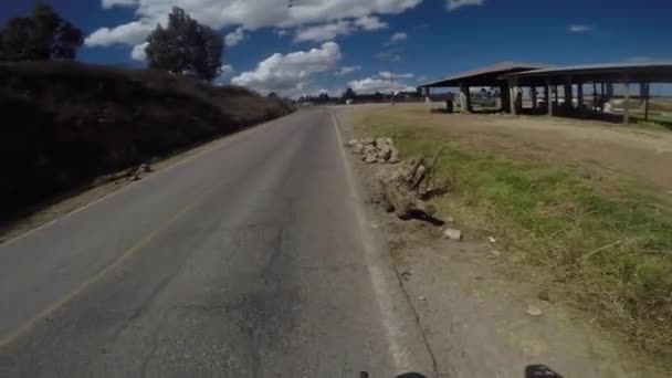 Passeio Bicicleta Montanha Nos Andes Peruanos Nas Montanhas Cuzco Equitação — Vídeo de Stock