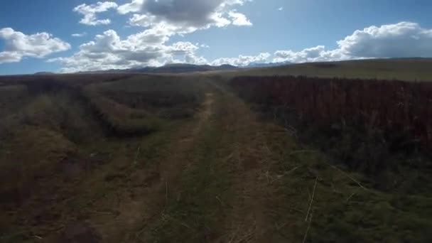 在库斯科山区的秘鲁安第斯山脉骑山地自行车 走乡村道路去马拉 — 图库视频影像