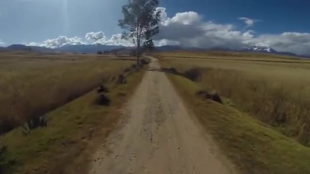 在库斯科山区的秘鲁安第斯山脉骑山地自行车 走乡村道路去马拉 — 图库视频影像