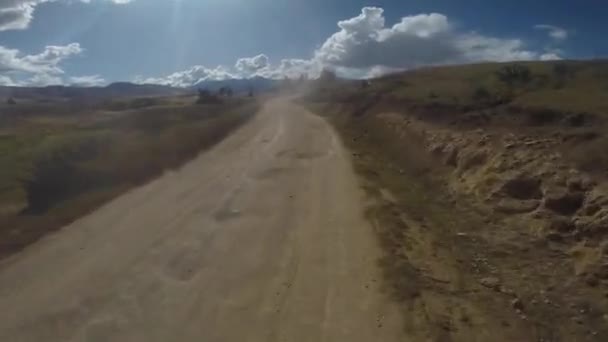 Hegyi Kerékpározás Perui Andok Cuzco Hegységben Lemegyek Marasba Vidéki Úton — Stock videók