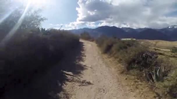 Βόλτα Ποδήλατο Βουνού Στις Περουβιανές Άνδεις Στα Βουνά Κούσκο Κατεβαίνοντας — Αρχείο Βίντεο