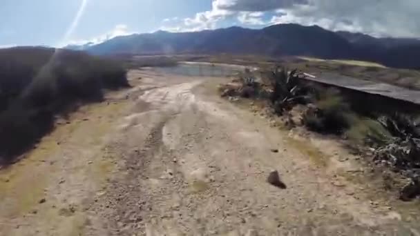 Passeio Bicicleta Montanha Nos Andes Peruanos Nas Montanhas Cuzco Descendo — Vídeo de Stock