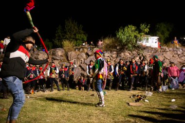 Ollantaytambo, Cusco - Peru - 7 Haziran 2022: Geleneksel Peru danslarında dansçılarla yetkililer arasında yün kamçıyla cezalandırma. Bu geleneğe quechua 'da 