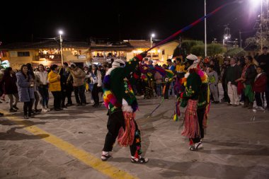 Ollantaytambo, Cusco - Peru - 7 Haziran 2022: Geleneksel Peru danslarında dansçılarla yetkililer arasında yün kamçıyla cezalandırma. Bu geleneğe quechua 'da 