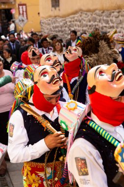 Ollantaytambo, Urubamba - Peru - 6 Haziran 2022: Choquekillka İsa şenlikleri sırasında Şilililer adlı dansın üyeleri. Bu Cusco 'daki Şilili askerlerle dalga geçen bir halk dansı..
