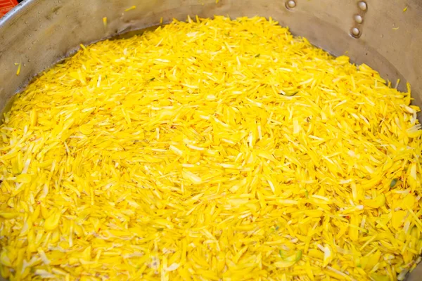 Cut olluco, Peru 'daki Andean tüberküllerinden biridir. Çok sarıdır ve geleneksel yemeklerde kullanılır..