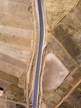 Peru And Dağları 'ndaki otoyol manzarası. Cusco Peru 'da kurak mevsimde kırsal alan.