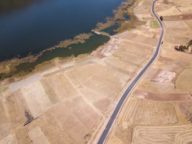 Peru And Dağları 'ndaki otoyol manzarası. Cusco Peru 'da kurak mevsimde kırsal alan.