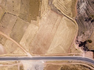 Peru And Dağları 'ndaki otoyol manzarası. Cusco Peru 'da kurak mevsimde kırsal alan.