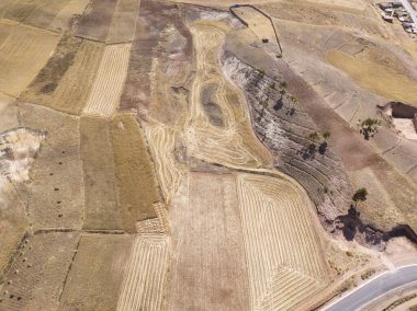 Peru And Dağları 'ndaki otoyol manzarası. Cusco Peru 'da kurak mevsimde kırsal alan.