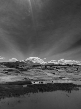 Huaypo Gölü 'nün havadan görünüşü. Cusco Peru 'nun yüksek And Dağları' ndaki su kaynağı. And kırsalında güneşli bir gün.