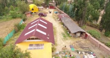 Cusco Peru 'daki Kutsal Vadi' deki Calca şehrinin havadan görünüşü. Kurak mevsimde Peru yüksek And Dağları.