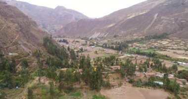 Cusco Peru 'daki Kutsal Vadi' deki Calca şehrinin havadan görünüşü. Kurak mevsimde Peru yüksek And Dağları.