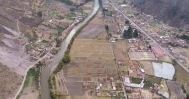 Cusco Peru 'daki Kutsal Vadi' deki Calca şehrindeki kırsal alanların havadan görünüşü. Kurak mevsimde Peru yüksek And Dağları.