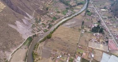 Cusco Peru 'daki Kutsal Vadi' deki Calca şehrindeki kırsal alanların havadan görünüşü. Kurak mevsimde Peru yüksek And Dağları.