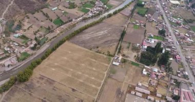 Cusco Peru 'daki Kutsal Vadi' deki Calca şehrindeki kırsal alanların havadan görünüşü. Kurak mevsimde Peru yüksek And Dağları.