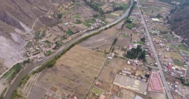 Cusco Peru 'daki Kutsal Vadi' deki Calca şehrindeki kırsal alanların havadan görünüşü. Kurak mevsimde Peru yüksek And Dağları.