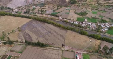Cusco Peru 'daki Kutsal Vadi' deki Calca şehrindeki kırsal alanların havadan görünüşü. Kurak mevsimde Peru yüksek And Dağları.