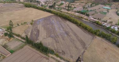 Cusco Peru 'daki Kutsal Vadi' deki Calca şehrindeki kırsal alanların havadan görünüşü. Kurak mevsimde Peru yüksek And Dağları.