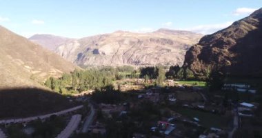 Urubamba şehrindeki Chicon 'un hava manzarası. Cusco Peru 'daki Kutsal Vadi' nin bir ilçesi..