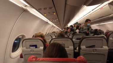 Lima, Lima - Peru - 6 Eylül 2022: Kalkıştan önce bir uçağın içinde. Peru 'da uçakla seyahat edenler.