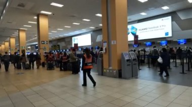 Lima, Lima - Peru - 6 Eylül 2022: Havaalanı gibi kamusal alanlarda COVID19 'un son günleri. Lima Peru 'daki Jorge Chavez Havaalanı. 