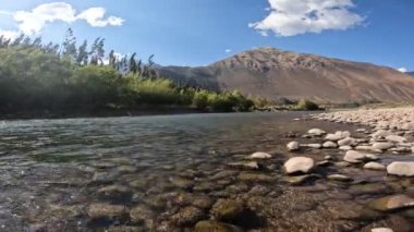 Urubamba Cusco Peru 'daki Kutsal Vadi' de bir nehir. Ve su kaynaklı açık doğa sahnesi. Peru And Dağlarında güneşli bir gün.