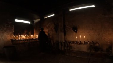 Peru Hıristiyan kilisesinde mum mihrabı. And Dağları 'nda dini sunak. Her mum bir duayı ya da dileği temsil eder..