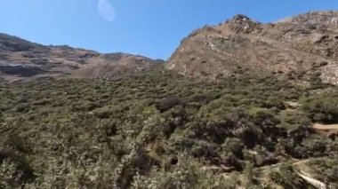 Peru And Dağları 'na yolculuk. Yüksek irtifa dağları otomobille And kırsalından geçiyor.. 