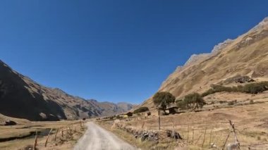 Peru And Dağları 'na yolculuk. Yüksek irtifa dağları otomobille And kırsalından geçiyor.. 