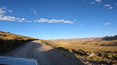 Peru And Dağları 'na yolculuk. Yüksek irtifa dağları otomobille And kırsalından geçiyor.. 