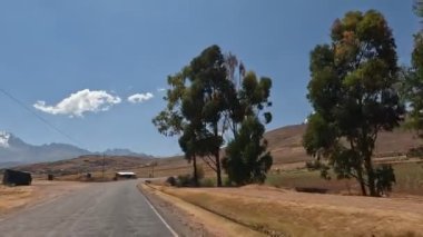 Kutsal Vadi yakınlarındaki Cusco Peru 'da arabayla yolculuk. Peru And Dağları 'ndaki Maras ve Moray' e gidiyorum..